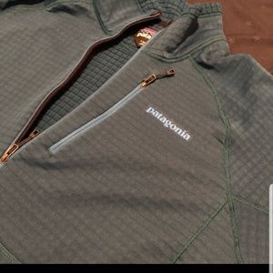 NWOT Patagonia R1 Fleece half zip